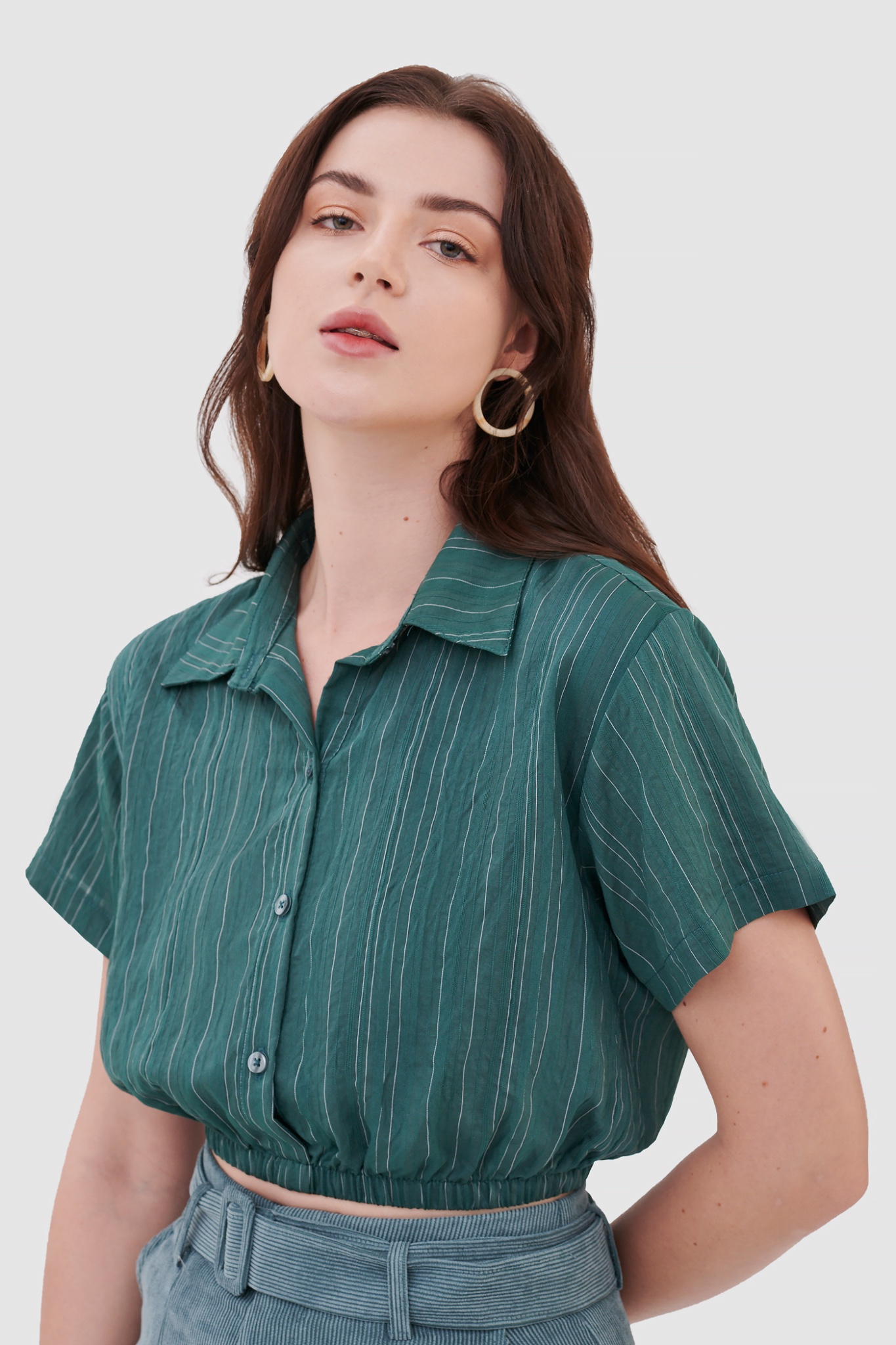 Áo sơ mi crop nhún eo