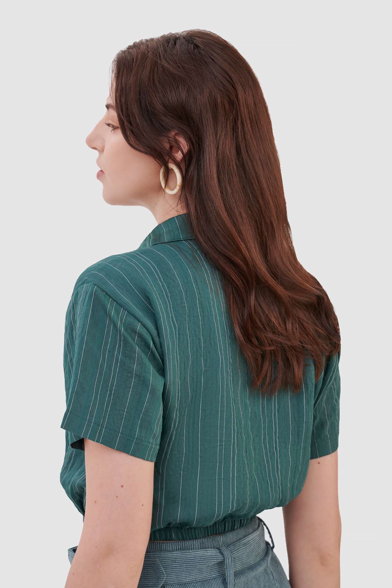Áo sơ mi crop nhún eo