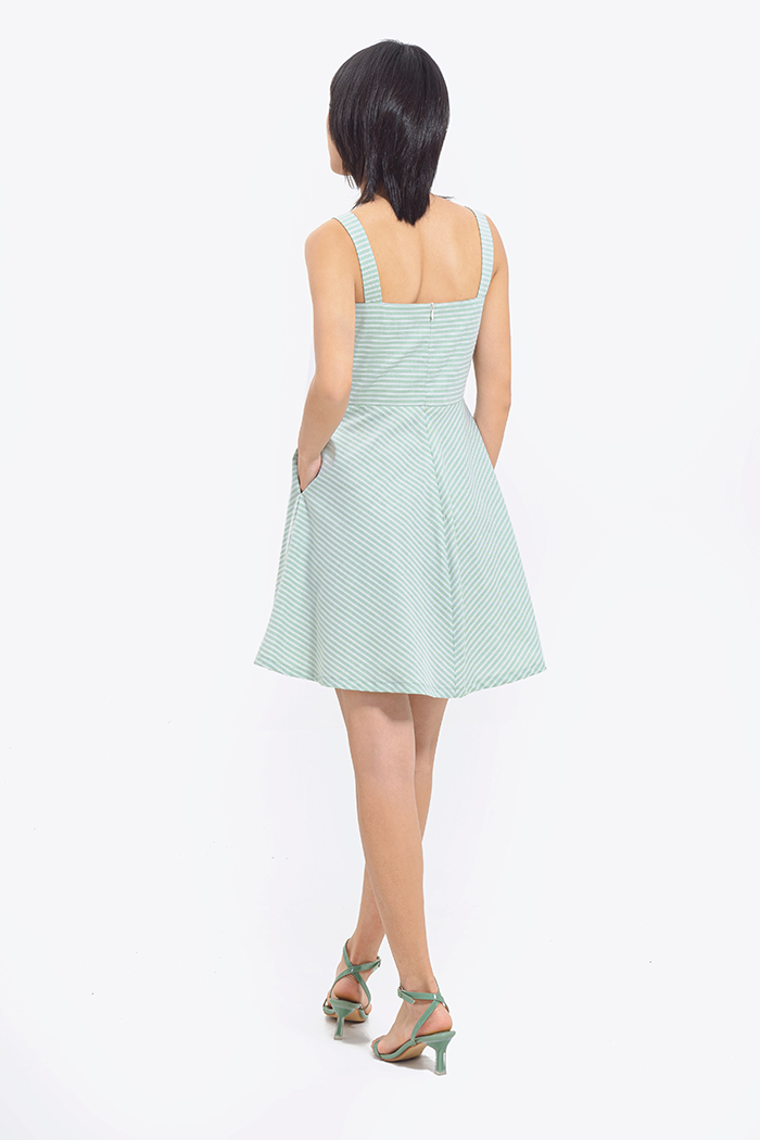 Đầm 2 dây nhấn dây kéo trước