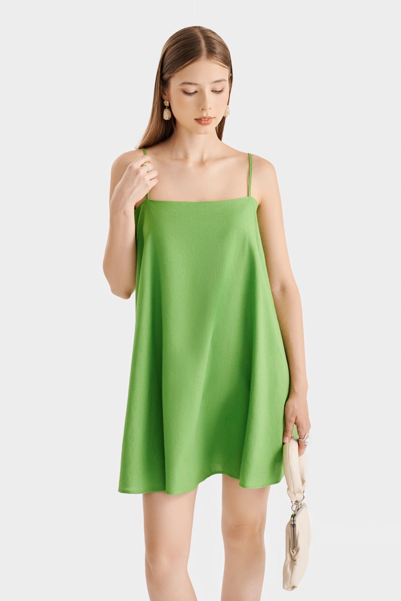  Đầm linen 2 dây form suông hở lưng thắt nơ 