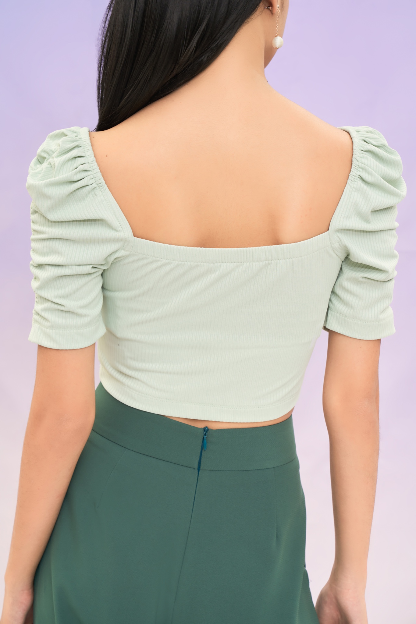 Áo thun gân croptop cổ vuông nhún vai