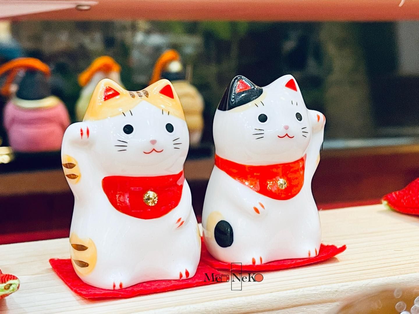  Mèo yếm đỏ giơ tay 6cm 