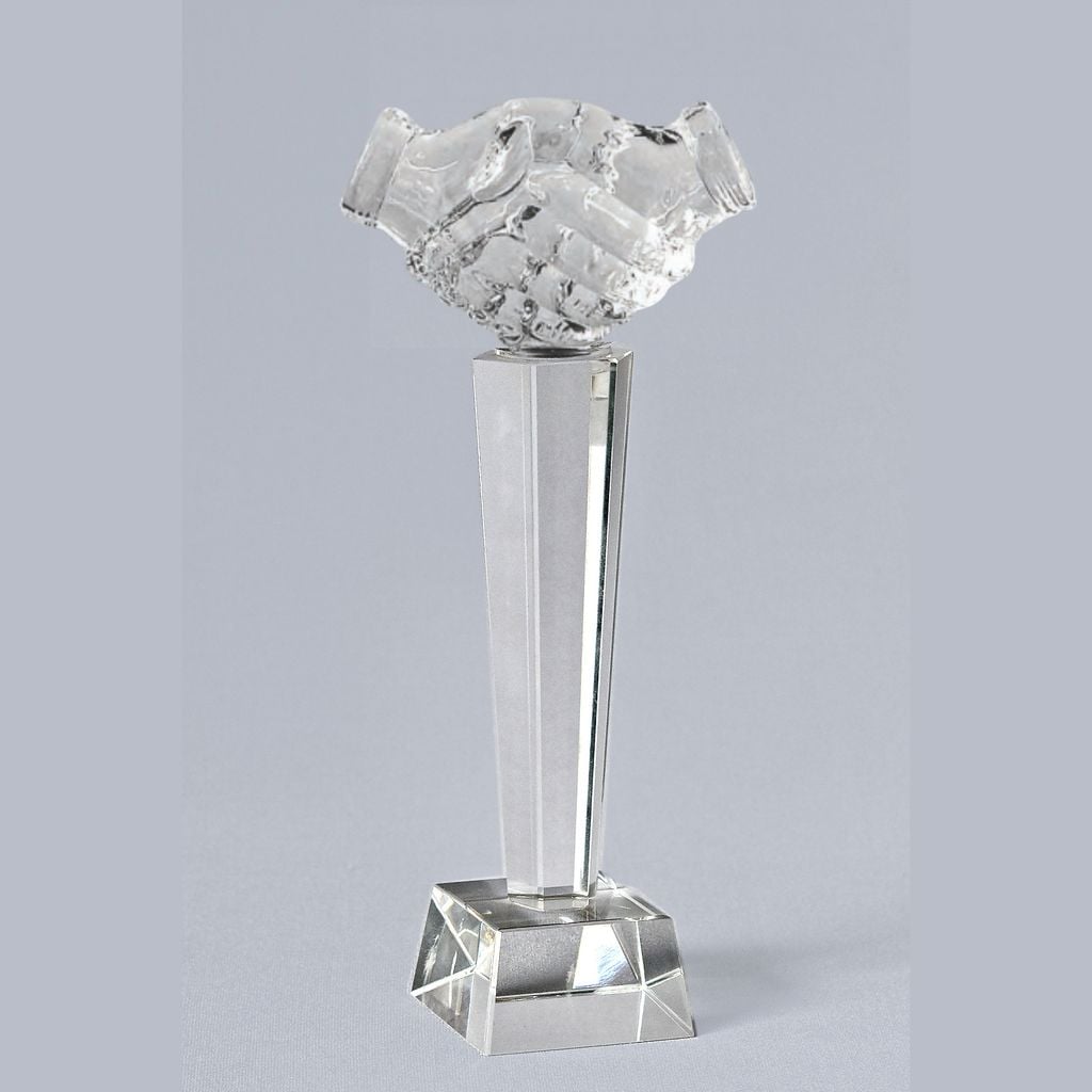 Cúp pha lê bắt tay