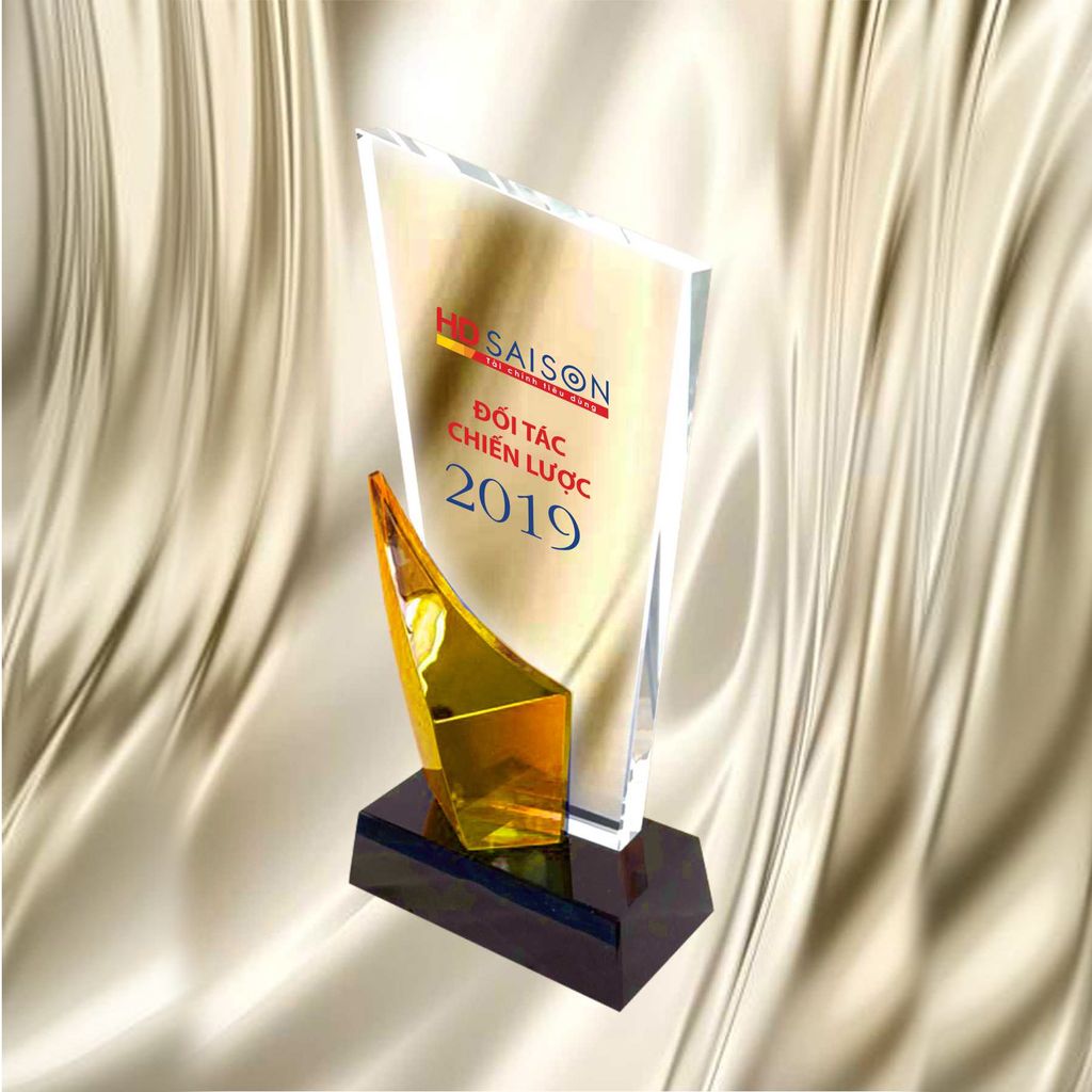 Cúp pha lê vinh danh pha lê vàng