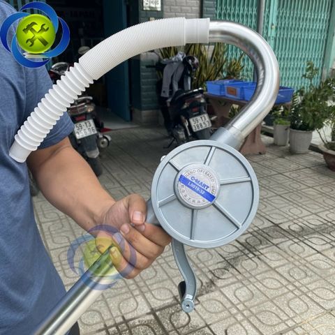 Cây bơm dầu quay tay C-Mart L0019-32 50/Lmin (ống hút lắp ghép)
