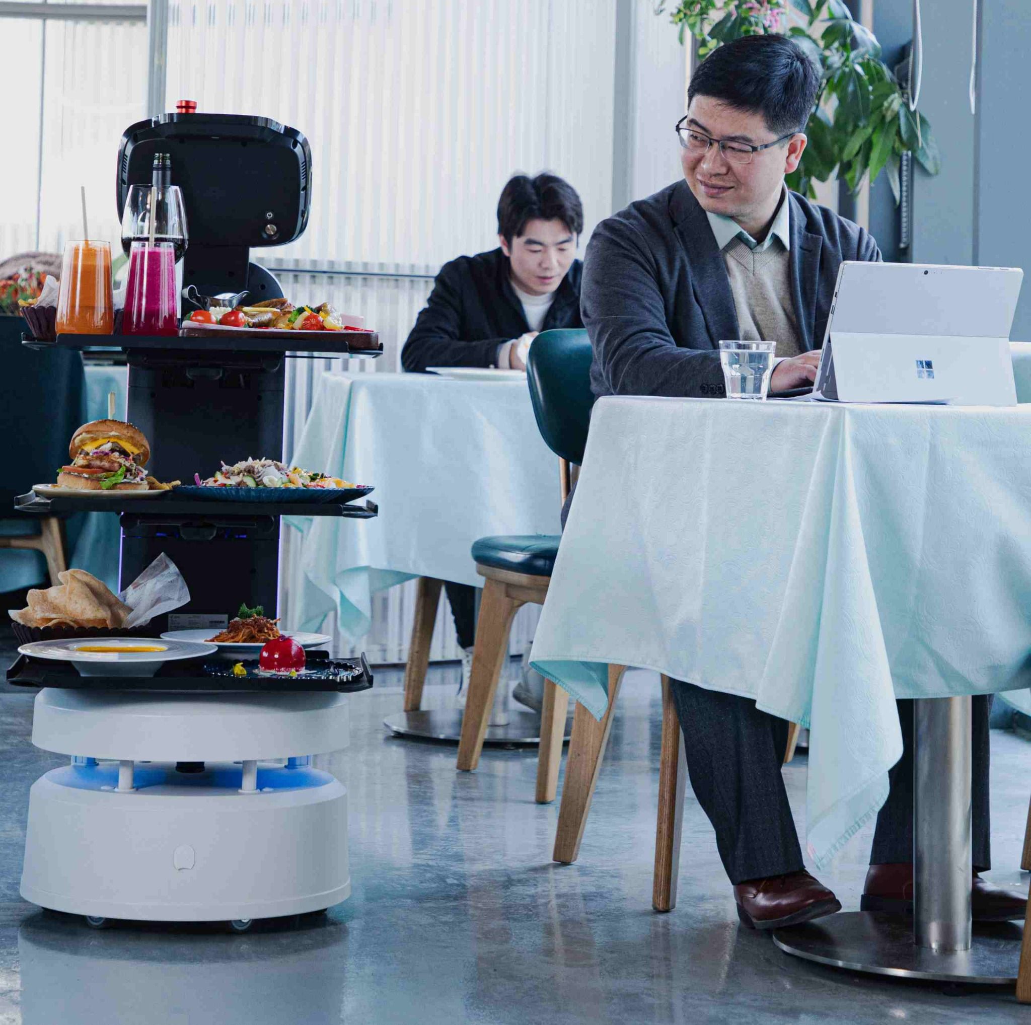 ROBOT phục vụ Segway ServeBot S1 – PROMAX SHOP