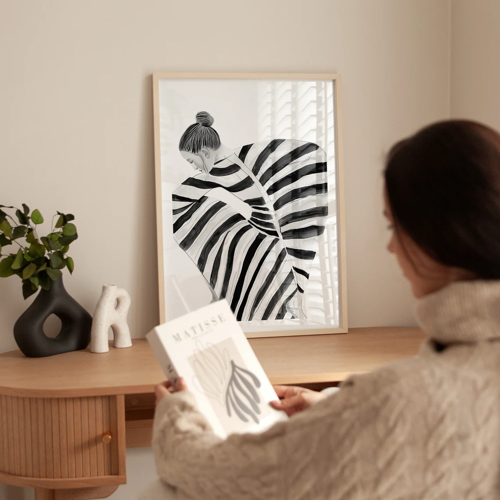 Tranh Nghệ Thuật Trang Trí Hiện Đại Hình Cô Gái Sọc Trắng Đen