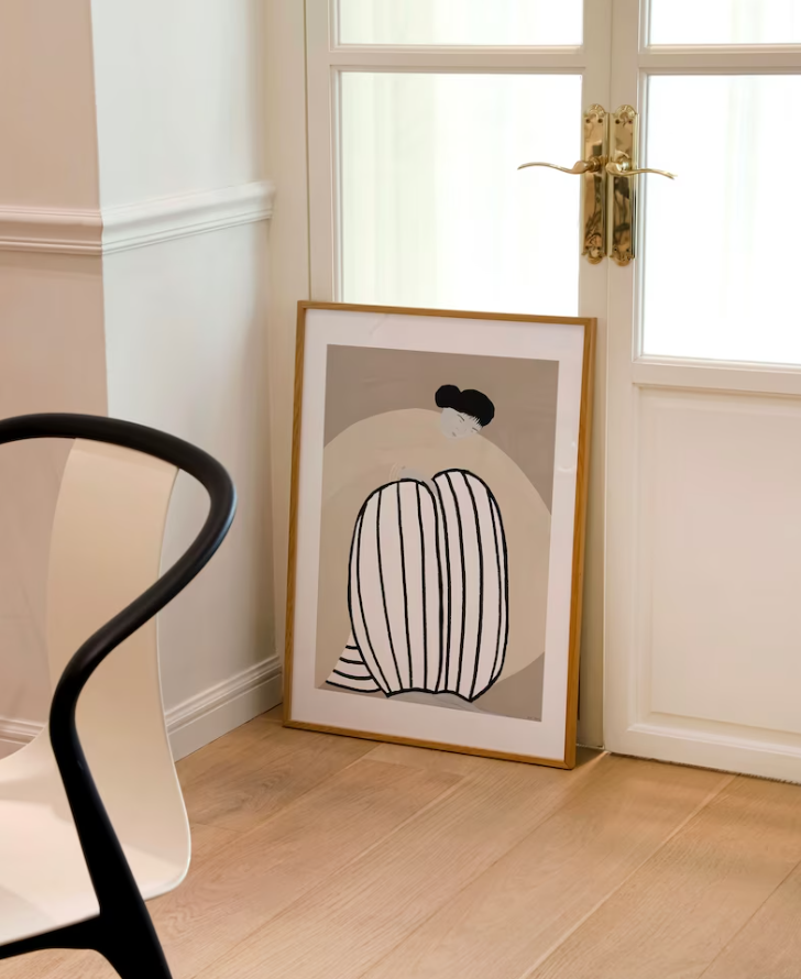 Tranh Treo Tường trừu tượng thiếu nữ bó gối tông be