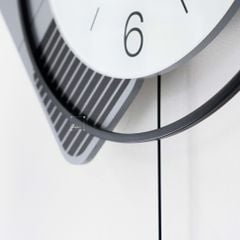Đồng Hồ Treo Tường Kim Loại Cao Cấp Kim Trôi Hình Vuông Tròn