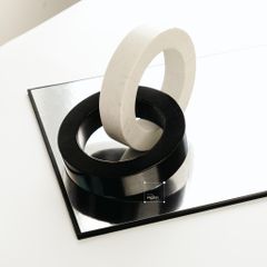 Tượng Trang Trí Bàn Phòng Khách 2 Vòng Trắng Đen