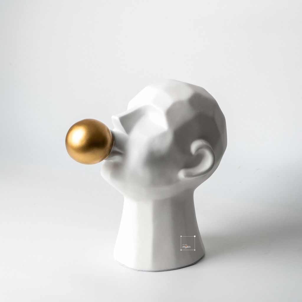 Tượng Decor Hình Cậu Bé Thối Bong Bóng