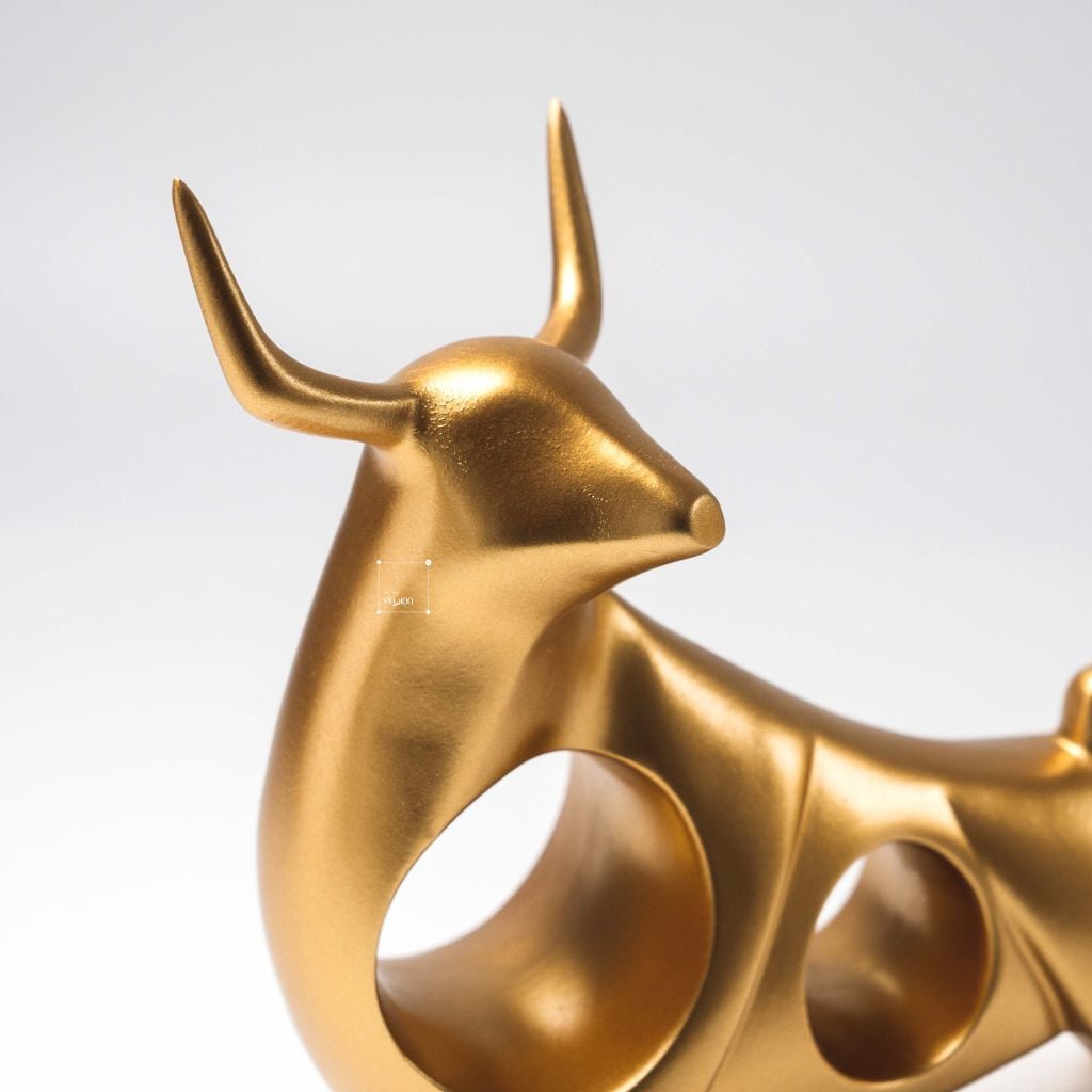 Tượng Bò Vàng Trang Trí Tủ Kệ Phòng Khách Hiện Đại