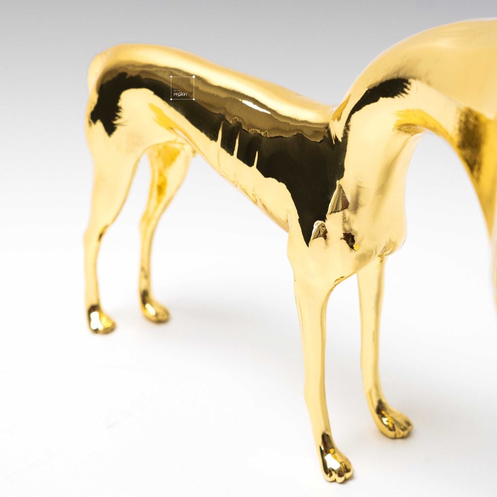 Tượng Trang Trí Hình Chó Trumpet Vàng Sang Trọng