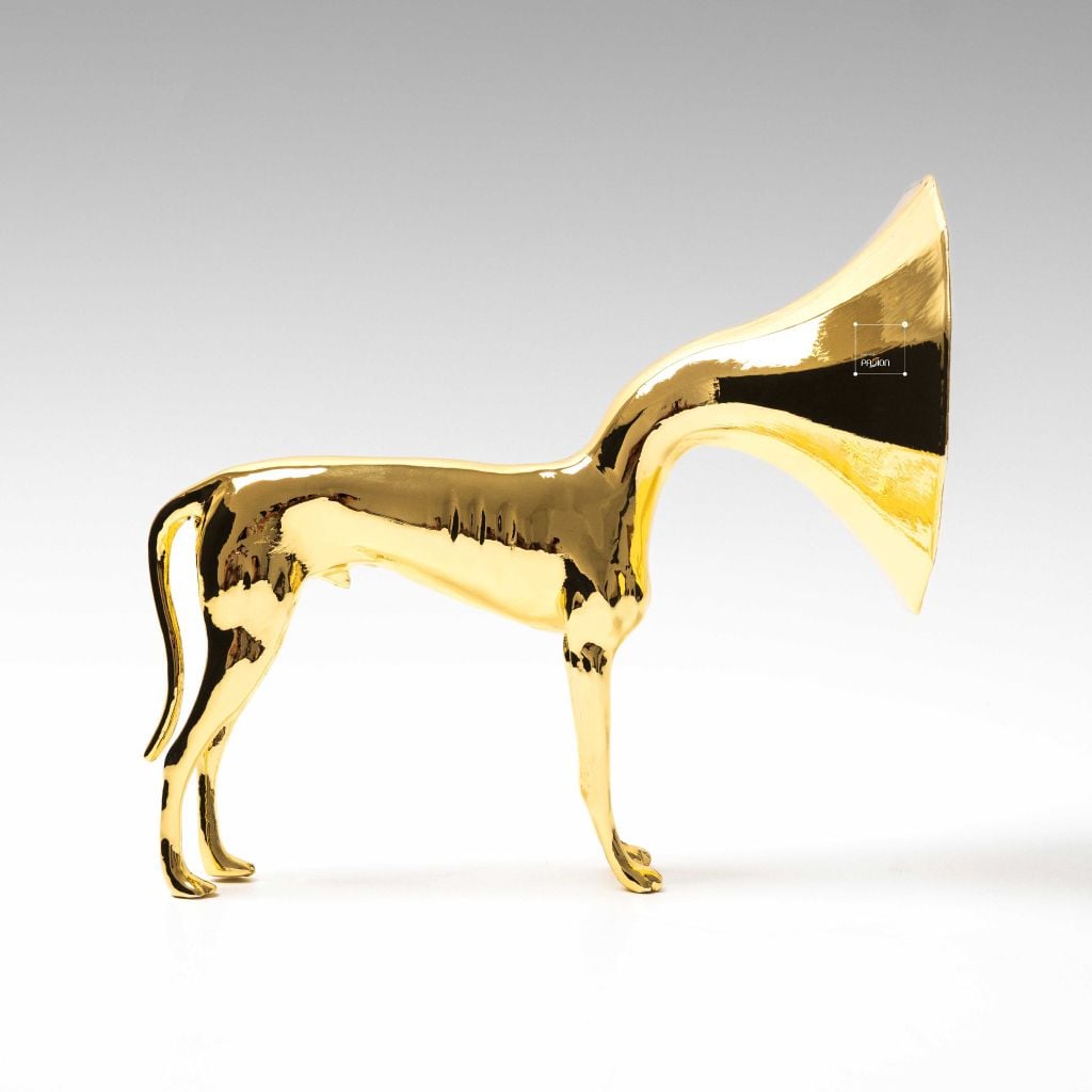 Tượng Trang Trí Hình Chó Trumpet Vàng Sang Trọng