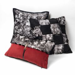 Vỏ Gối Tựa Lưng Cao Cấp Nhũ Vệt Sáng Tông Đen Đỏ Quyến Rũ
