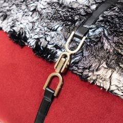 Vỏ Gối Tựa Lưng Cao Cấp Nhũ Vệt Sáng Tông Đen Đỏ Quyến Rũ