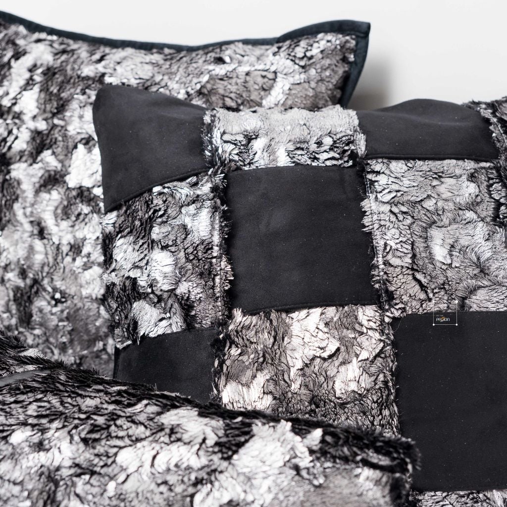 Vỏ Gối Tựa Lưng Cao Cấp Nhũ Vệt Sáng Tông Đen Đỏ Quyến Rũ