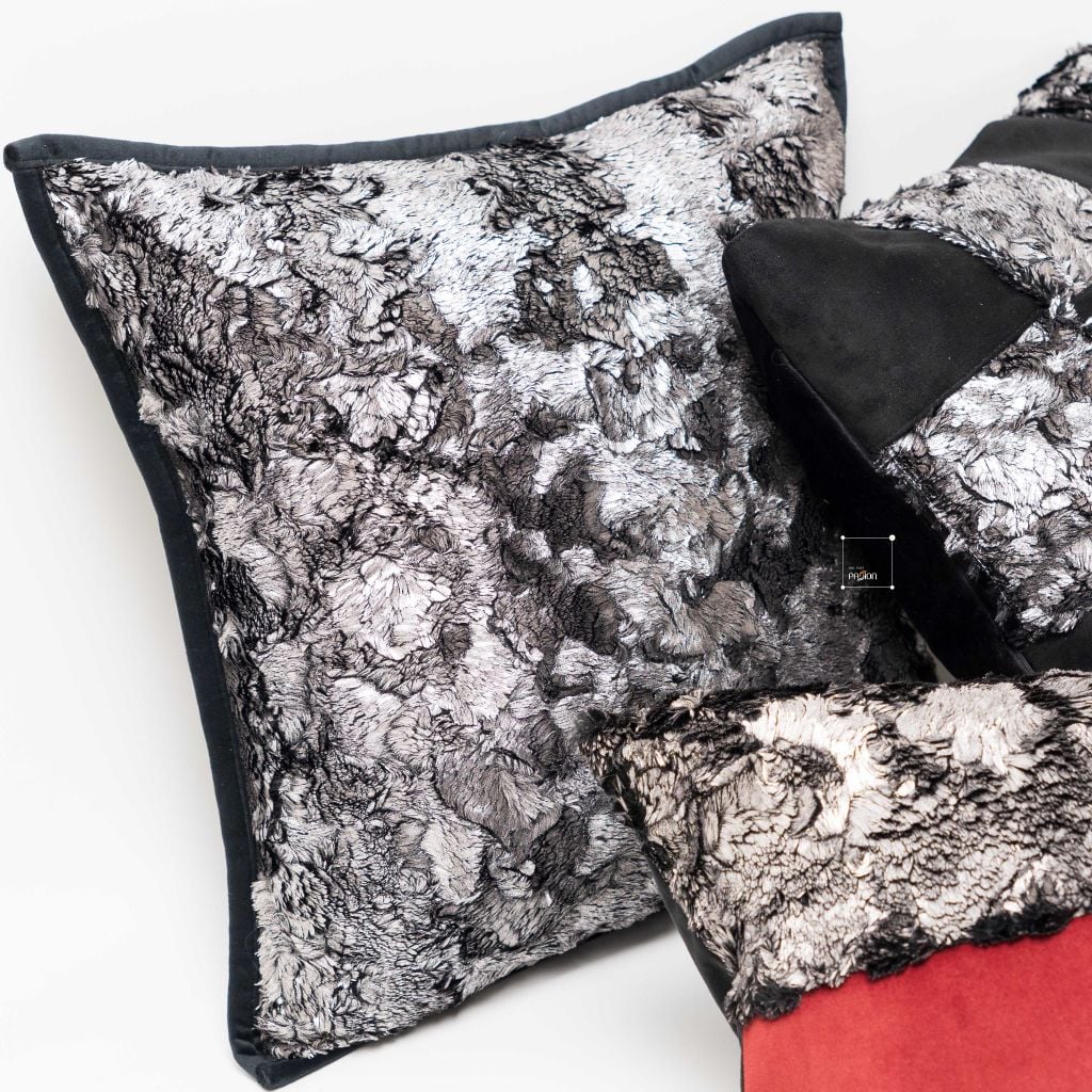 Vỏ Gối Tựa Lưng Cao Cấp Nhũ Vệt Sáng Tông Đen Đỏ Quyến Rũ