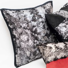 Vỏ Gối Tựa Lưng Cao Cấp Nhũ Vệt Sáng Tông Đen Đỏ Quyến Rũ