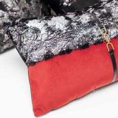 Vỏ Gối Tựa Lưng Cao Cấp Nhũ Vệt Sáng Tông Đen Đỏ Quyến Rũ