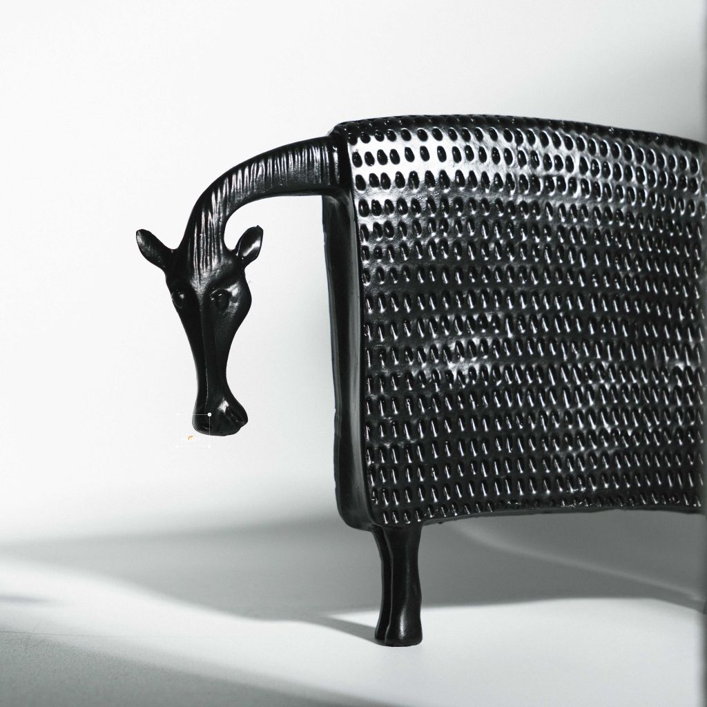 Tượng Decor Nghệ Thuật Tối Giản Hình Ngựa Mặc Áo Giáp