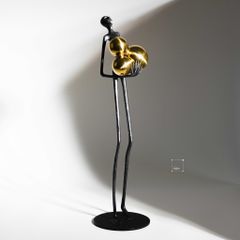 Tượng Decor Điêu Khắc Người Ôm Quả Bóng Kim Loại