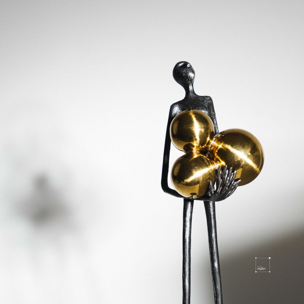 Tượng Decor Điêu Khắc Người Ôm Quả Bóng Kim Loại