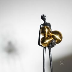 Tượng Decor Điêu Khắc Người Ôm Quả Bóng Kim Loại
