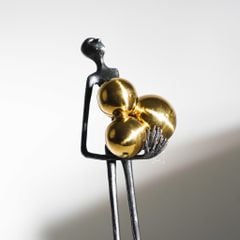 Tượng Decor Điêu Khắc Người Ôm Quả Bóng Kim Loại