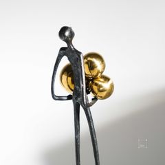 Tượng Decor Điêu Khắc Người Ôm Quả Bóng Kim Loại