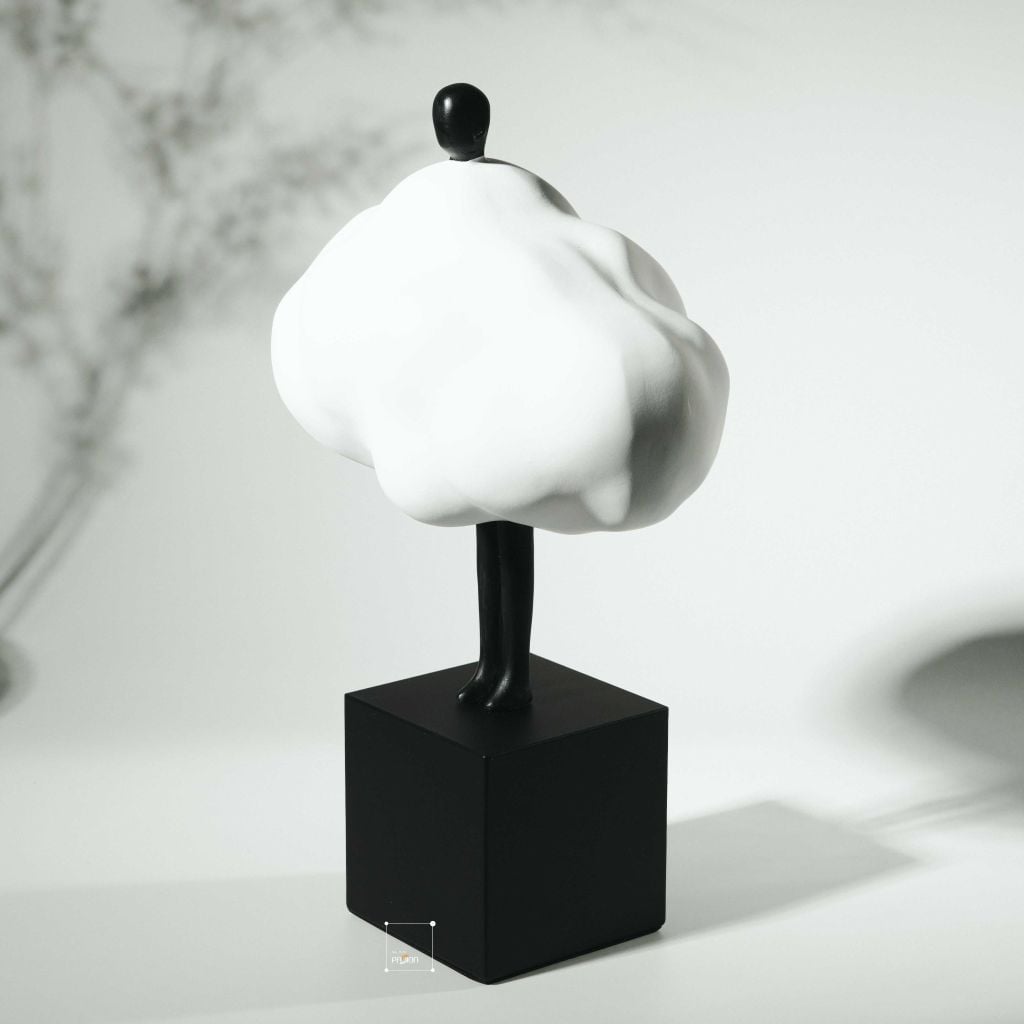 Tượng Decor Hình Nhân Vật Trong Đám Mây Trắng