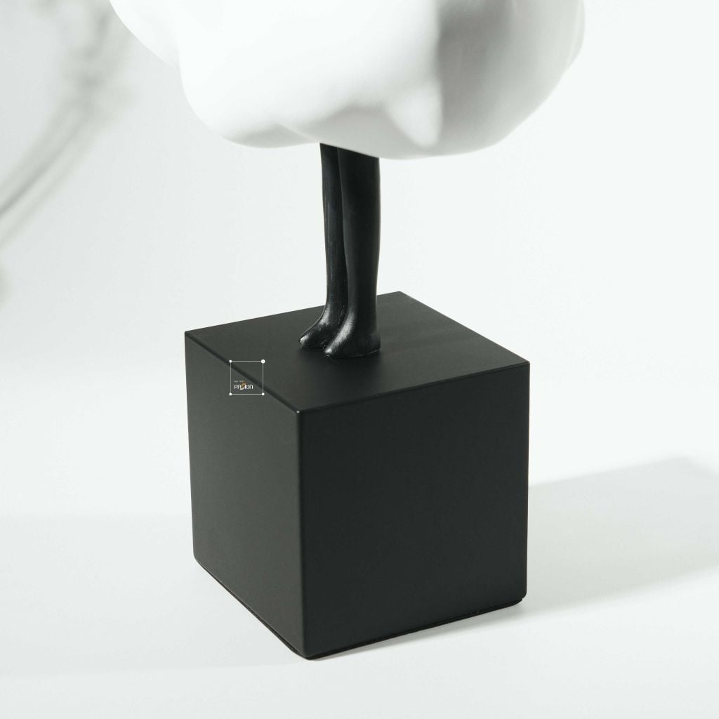 Tượng Decor Hình Nhân Vật Trong Đám Mây Trắng