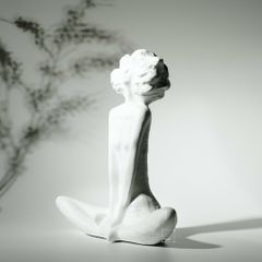 Tượng Trang Trí Hình Cô Gái Quý Phái Châu Âu Decor