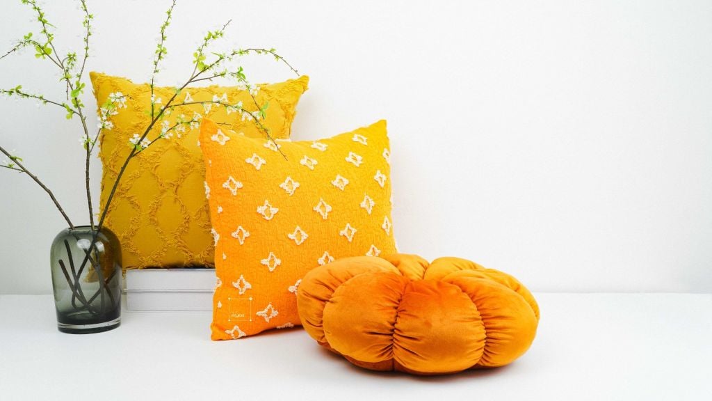 Set Gối Tựa Lưng Phối Khăn Phủ Sofa Tông Vàng 04