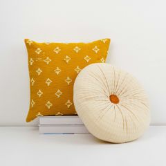 Set Gối Tựa Lưng Phối Khăn Phủ Sofa Tông Vàng 06