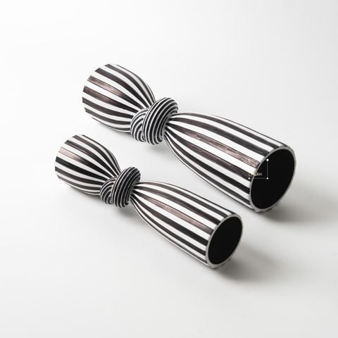 Chân Nến Trang Trí Sáng Tạo Hình Nút Thắt Sọc Trắng Đen