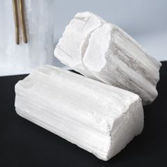 Tượng Ngồi Vàng Thư Giãn Trên Bục Pha Lê