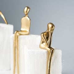 Tượng Ngồi Vàng Thư Giãn Trên Bục Pha Lê