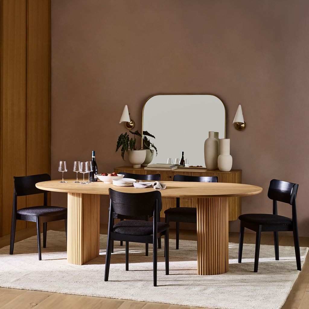 Bàn Ăn Oval Dài Chân Trụ Kẹp Nẹp Tròn