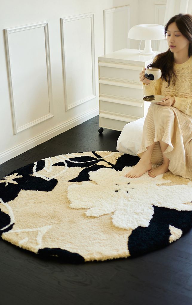Thảm Tròn Trang Trí Họa Tiết Be Phối Lá Đen Sang Trọng