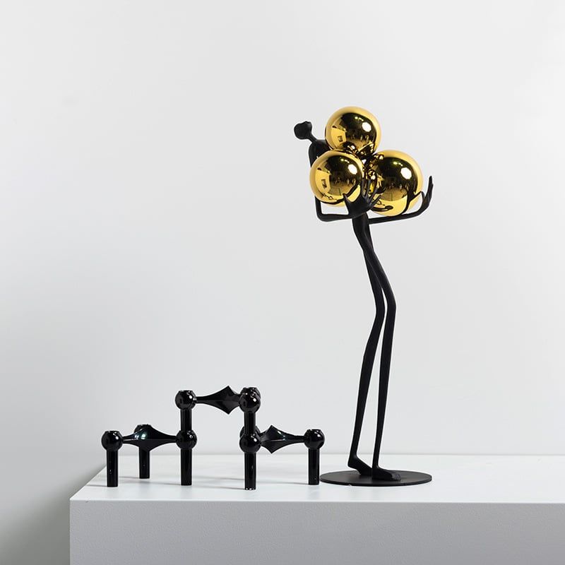 Tượng Decor Điêu Khắc Người Ôm Quả Bóng Kim Loại