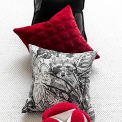 Vỏ Gối Sofa Nhung Đỏ Họa Tiết Gấu Sang Trọng