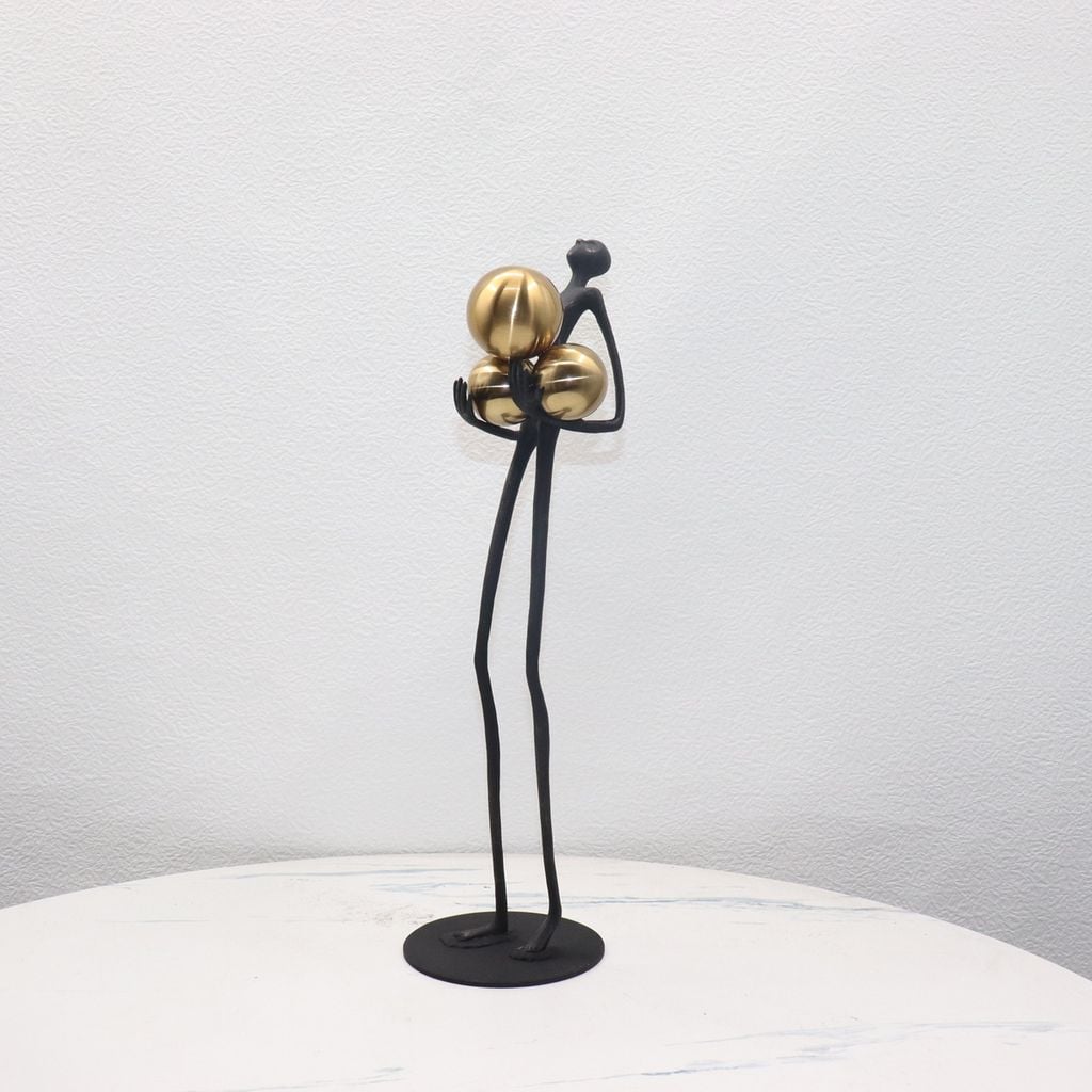 Tượng Decor Điêu Khắc Người Ôm Quả Bóng Kim Loại