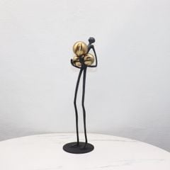 Tượng Decor Điêu Khắc Người Ôm Quả Bóng Kim Loại