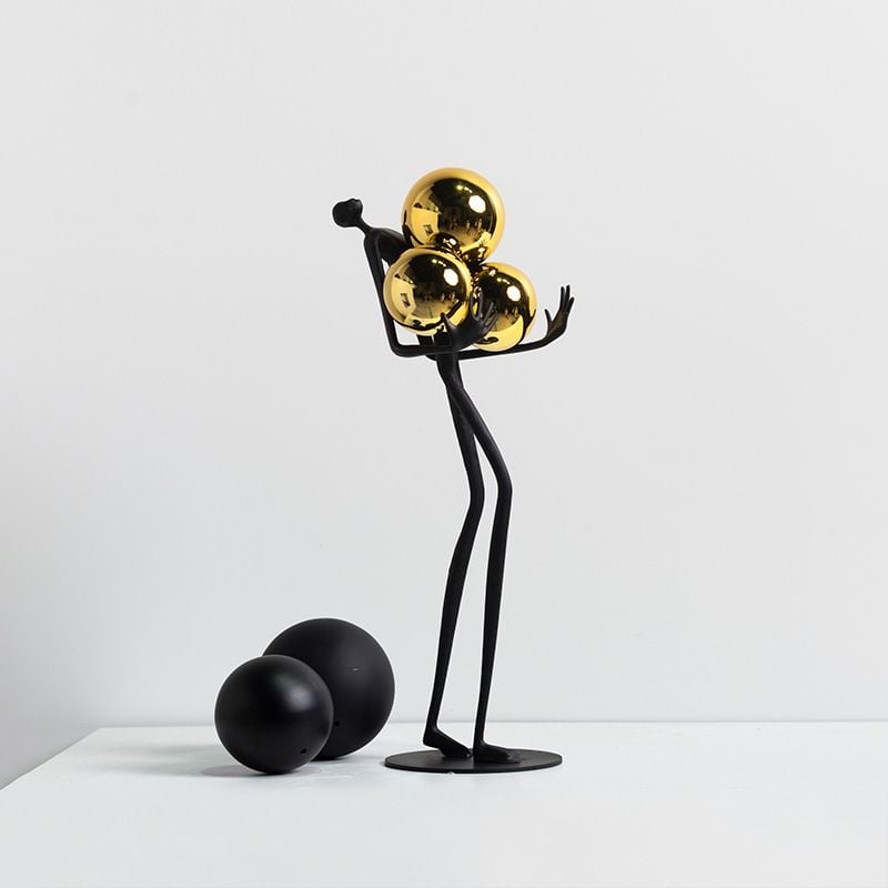 Tượng Decor Điêu Khắc Người Ôm Quả Bóng Kim Loại