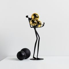 Tượng Decor Điêu Khắc Người Ôm Quả Bóng Kim Loại