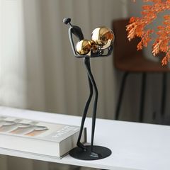 Tượng Decor Điêu Khắc Người Ôm Quả Bóng Kim Loại