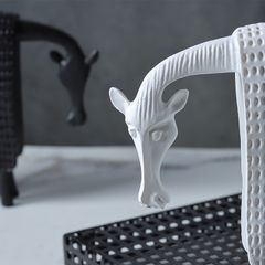 Tượng Decor Nghệ Thuật Tối Giản Hình Ngựa Mặc Áo Giáp