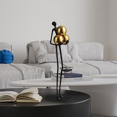 Tượng Decor Điêu Khắc Người Ôm Quả Bóng Kim Loại