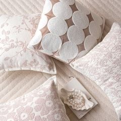 Vỏ Gối Tựa Lưng Dệt Nổi Hoa Be Hồng Nữ Tính